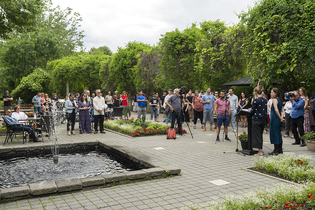 ORANGE, L'événement d'art actuel, vernissage au Jardin Daniel A. Séguin, 2022. Crédit photo : Guy L'Heureux